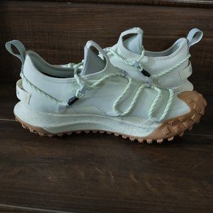 NIKE ACG Mountain Fly Low. Goretex